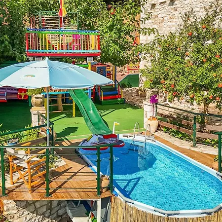 아파트 Mountain Oasis - Pool & Playground Near Neda Falls Kalitsaina