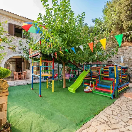 Apartment Mountain Oasis - Pool & Playground Near Neda Falls